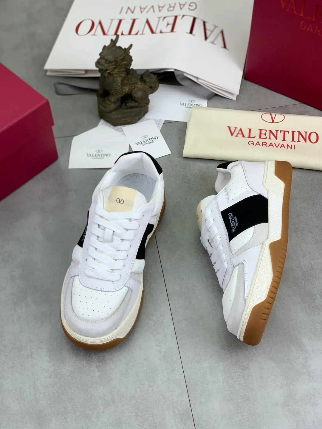 Men's men's shoes 💰P600 New model Latest Valentino Valentino V family new casual young fashion trend sports shoes Full of vitality No age limit Very light and comfortable on the feet Packaging Original purchase and development Production of goods Various color combinations are eye-catching Activate the charming sunny boy Shoe design combines coolness with daily style Full of street style Multi-color options!   Fabric: original material splicing/first-layer cowhide Lining: imported cowhide/original logo sweat-absorbent and breathable foot pad Outsole: TPU foam lightweight material outsole Brand injection insole Code number: 38-46 Full set of packaging Color: 3️⃣ colors available